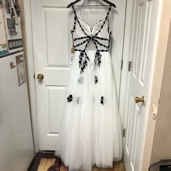 🎉🎉🎉HOST PICK!!! 🎉🎉🎉TLC Say Yes Created For Macy’s Black & White Long Formal Gown - Picture 14 of 16